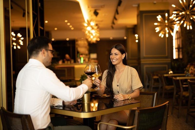 Hotel Pupin โนวีซาด ภายนอก รูปภาพ A couple dining at a restaurant