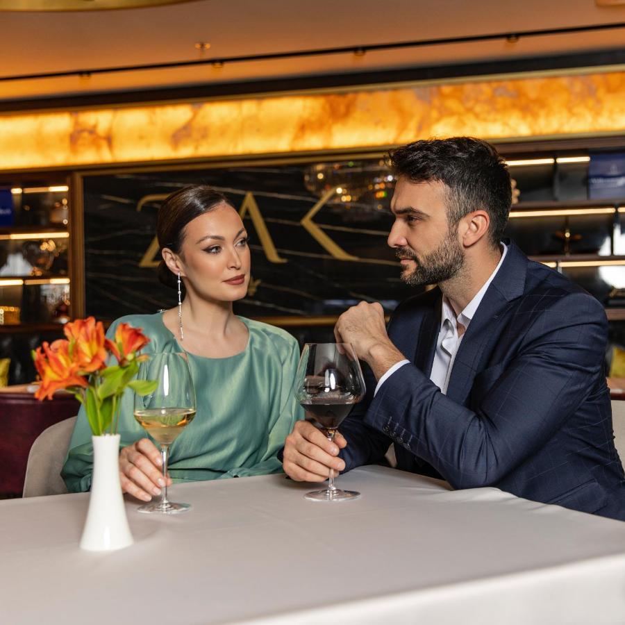 Hotel Pupin โนวีซาด ภายนอก รูปภาพ A couple at a restaurant