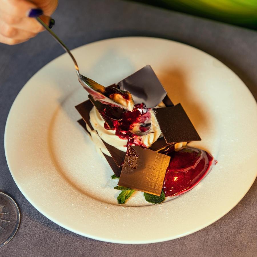 Hotel Pupin โนวีซาด ภายนอก รูปภาพ A chocolate dessert