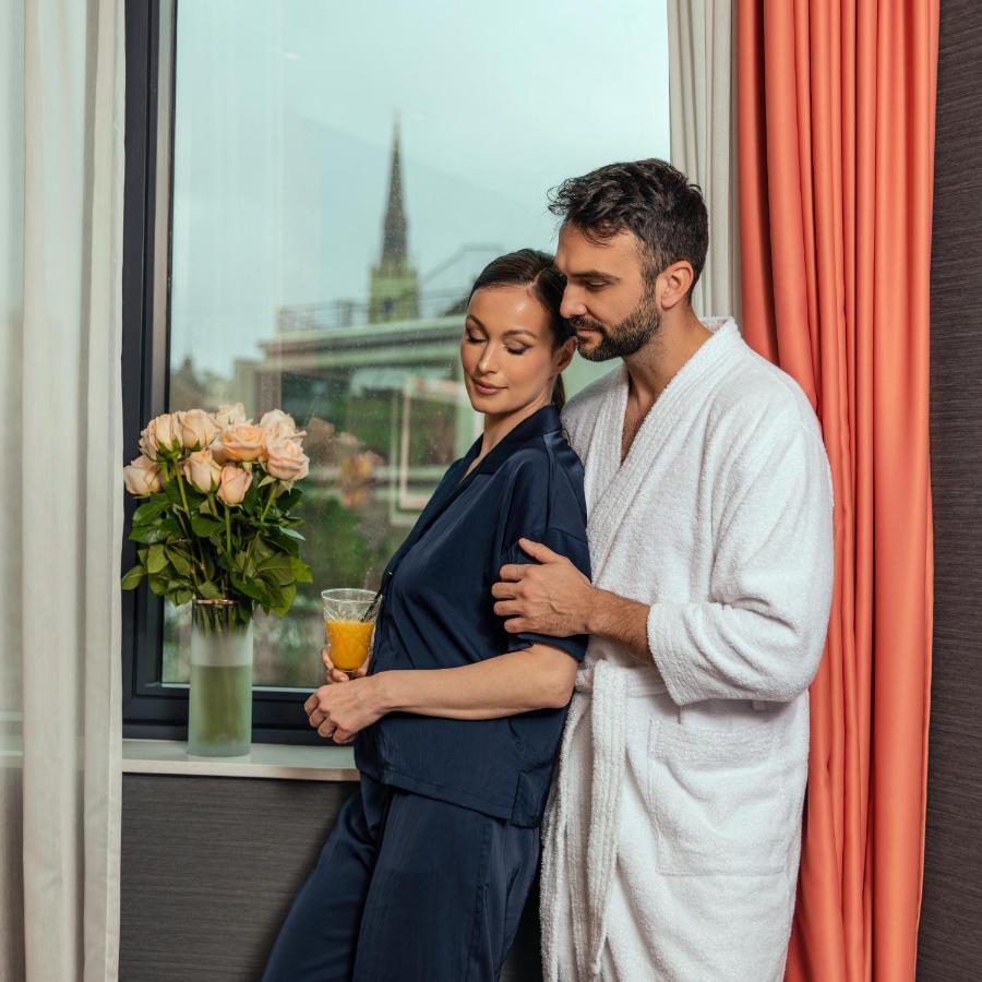Hotel Pupin โนวีซาด ภายนอก รูปภาพ A couple in a relationship