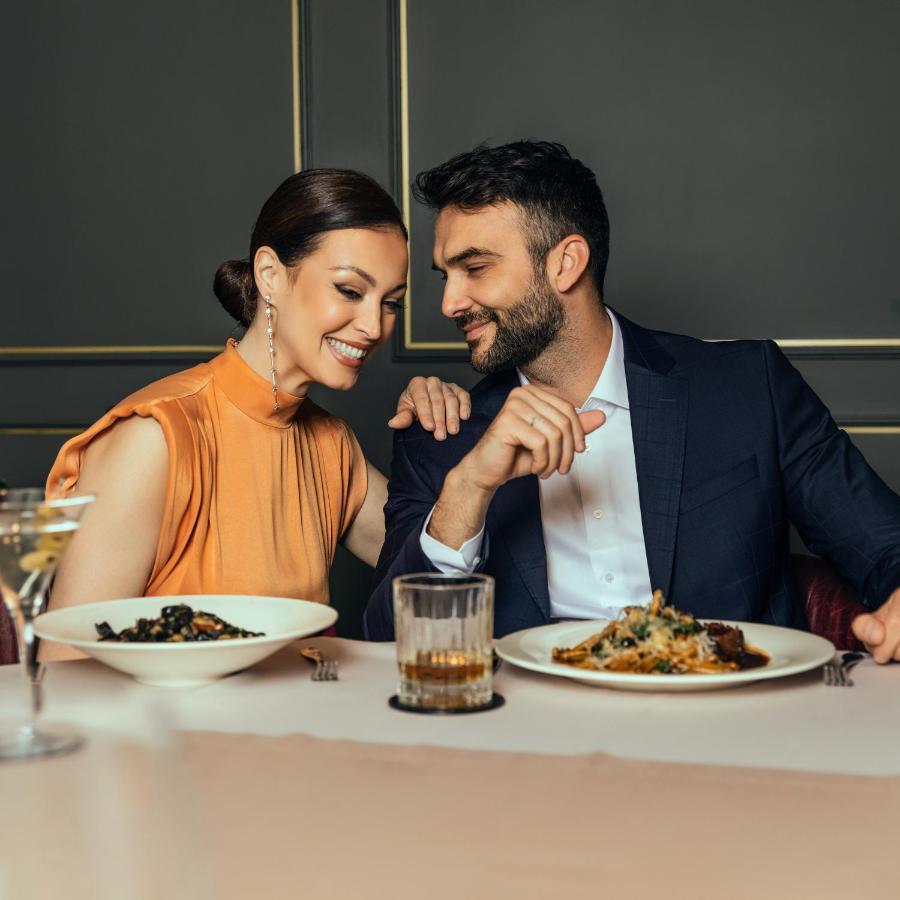 Hotel Pupin โนวีซาด ภายนอก รูปภาพ A couple dining together