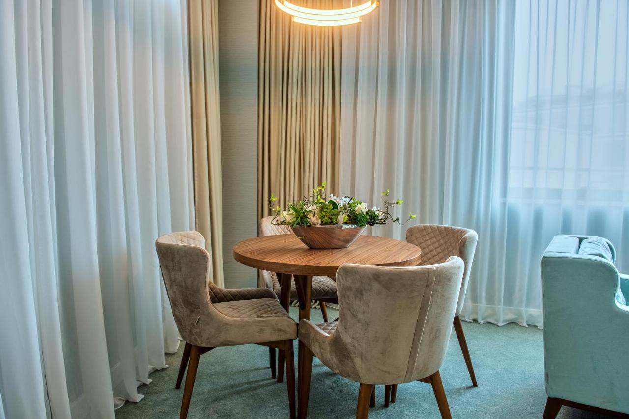 Hotel Pupin โนวีซาด ภายนอก รูปภาพ A dining room in a hotel