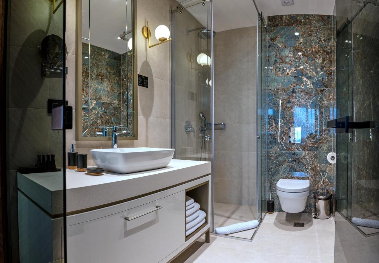 Hotel Pupin โนวีซาด ภายนอก รูปภาพ A modern bathroom